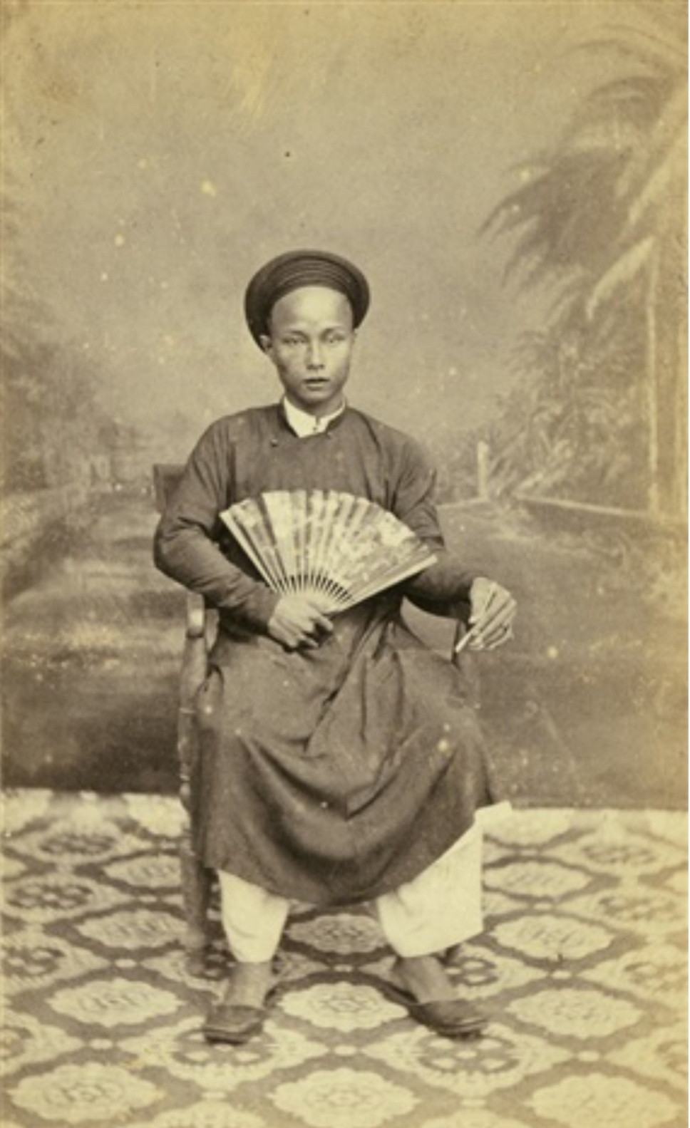 Bức ảnh được xác định thời điểm chụp khoảng năm 1866 về một chức sắc của Việt Nam. Ảnh được August Schatler chụp trong hiệu ảnh Gsell ở Sài Gòn dưới dạng danh thiếp, in trên giấy bạch đản.