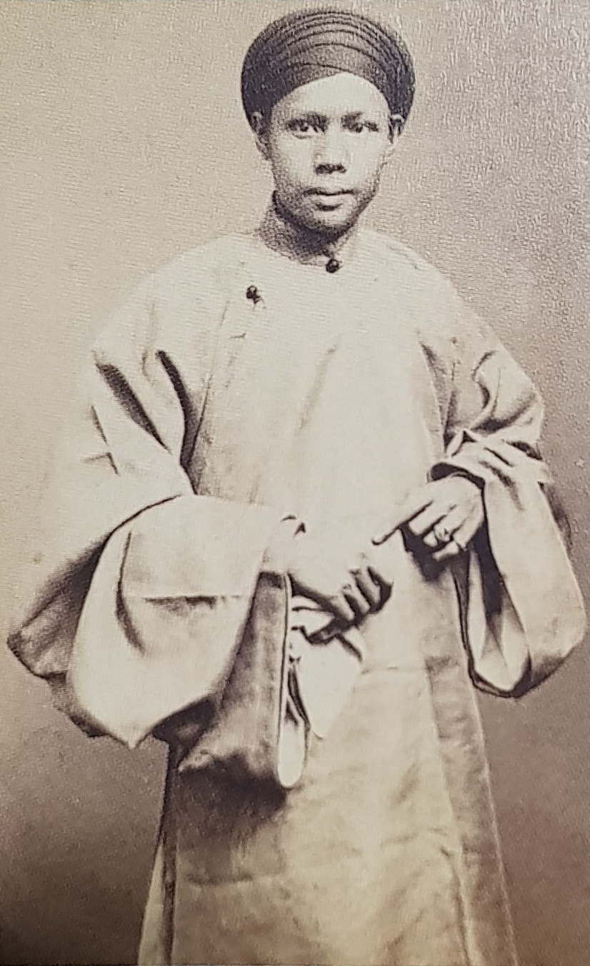 Bên cạnh ảnh chân dung chụp riêng của chánh, phó và bồi sứ, còn có ảnh chụp chân dung nhiều thành viên trong đoàn. Trong đó có thể nhận ra ảnh Tôn Thọ Tường và Trương Vĩnh Ký. Trong hình là ảnh của Trương Vĩnh Ký (Pétrus Ký), khi ấy ông 26 tuổi.