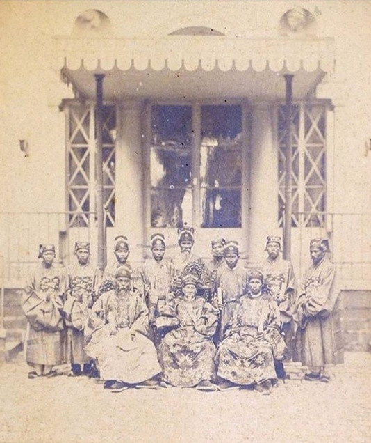 Bức ảnh được chú thích phía dưới bằng tiếng Pháp với nghĩa: Sứ đoàn An Nam tới Pháp, ngày 5 tháng 11 năm 1863, cùng tên ba vị chánh, phó, bồi sứ Phan Thanh Giản, Phạm Phú Thứ và Ngụy Khắc Đản.