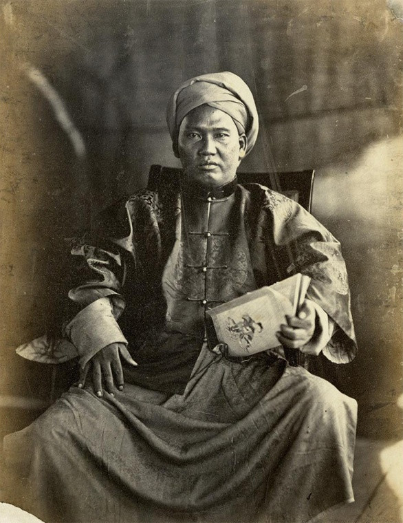 Ảnh chức sắc địa phương ở Sài Gòn thuộc Nam Kỳ năm 1859, được in trên giấy bạch đản. Người chụp ảnh được cho là Paul-Émile Berranger (1815-1896), viên tướng chỉ huy trên chiến thuyền Mitraille của Pháp đến Việt Nam năm 1858, cũng là nhiếp ảnh gia nghiệp dư.