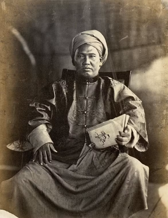 Ảnh chức sắc địa phương ở Sài Gòn thuộc Nam Kỳ năm 1859, được in trên giấy bạch đản. Người chụp ảnh được cho là Paul-Émile Berranger (1815-1896), viên tướng chỉ huy trên chiến thuyền Mitraille của Pháp đến Việt Nam năm 1858, cũng là nhiếp ảnh gia nghiệp dư.