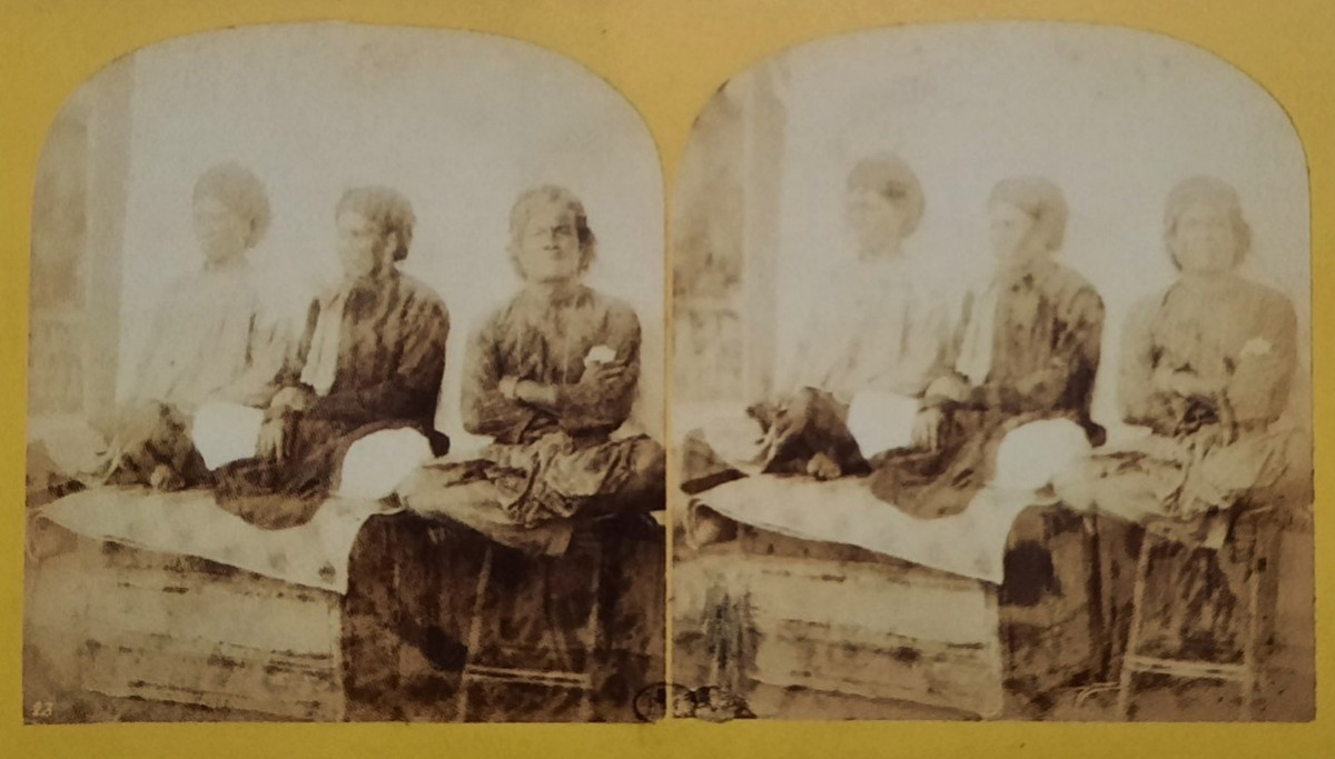 Tác phẩm Buổi đầu nhiếp ảnh Việt Nam cung cấp nguồn tư liệu trực quan sống động về nhiếp ảnh Việt buổi ban đầu với dấu ấn của người Pháp. Bức ảnh trên được chú thích: Ba người An Nam, do Fedor Jagor (1816-1900) chụp năm 1857, là một trong những tấm ảnh chân dung sớm nhất được chụp của người Việt Nam. Ảnh được chụp ở Singapore.