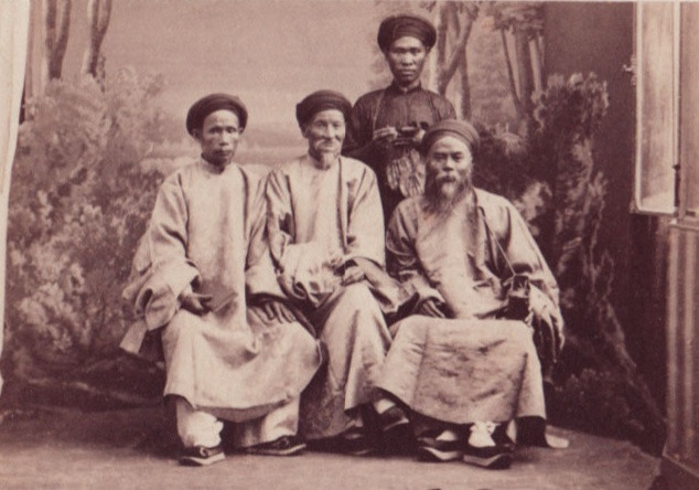 Một tấm ảnh khác chụp những người có chức vụ cao nhất trong sứ đoàn Việt Nam sang Pháp năm 1863 theo thứ tự từ trái qua: Phó sứ Phạm Phú Thứ, Chánh sứ Phan Thanh Giản, Bồi sứ Ngụy Khắc Đản