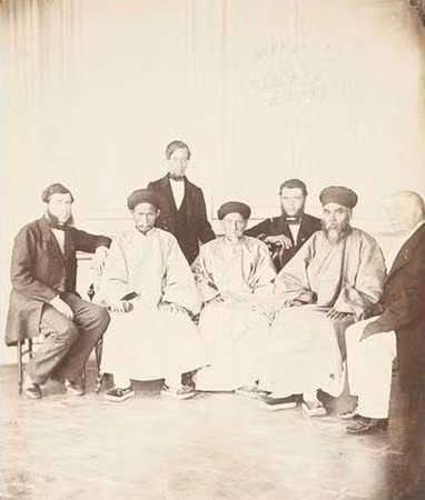 Trong chuyến đi này, sứ đoàn Việt Nam được chụp rất nhiều ảnh. Ngoài ảnh tập thể còn có những bức ảnh chụp chân dung từng thành viên của sứ đoàn. Bức ảnh này chụp Chánh sứ Phan Thanh Giản (ngồi giữa) cùng hai thành viên sứ đoàn là Phó sứ Phạm Phú Thứ (bên trái) và Bồi sứ Ngụy Khắc Đản (bên phải) ở Marseille, Pháp.