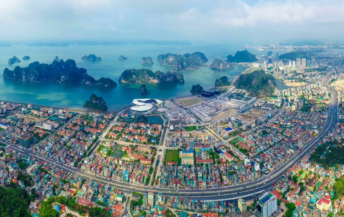 Thành phố đầu tiên của tỉnh Quảng Ninh là Hạ Long, thành lập năm 1993 trên cơ sở thị xã Hồng Gai cũ. Sau đó, theo thứ tự thời gian, các thành phố khác của Quảng Ninh là Móng Cái, Uông Bí và Cẩm Phả cũng được thành lập vào các năm 2008, 2011 và 2012. Trong ảnh là một góc TP Hạ Long. Ảnh: Huỳnh Văn Truyền.