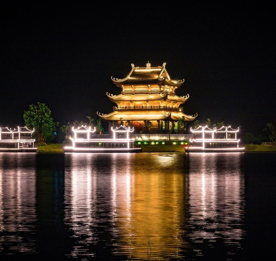 Vĩnh Phúc, Hải Dương, Ninh Bình thuộc vùng kinh tế - xã hội Đồng bằng sông Hồng, theo cách phân vùng hiện nay của Tổng cục Thống kê. Đây hiện là những tỉnh có 2 thành phố, cụ thể: Vĩnh Phúc có TP Vĩnh Yên và TP Phúc Yên; Hải Dương có TP Hải Dương và TP Chí Linh; Ninh Bình có TP Ninh Bình và TP Tam Điệp. Trong ảnh là chùa Vàng ở TP Ninh Bình, tỉnh Ninh Bình. Ảnh: Cat Tour.