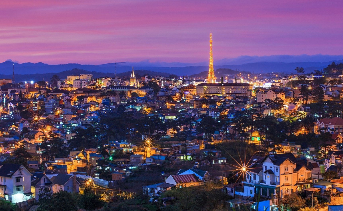 Tại vùng Trung du và miền núi phía Bắc, hiện chỉ duy nhất Thái Nguyên là tỉnh có 2 thành phố: Thái Nguyên và Sông Công. Tại vùng Tây Nguyên, hiện chỉ duy nhất Lâm Đồng là tỉnh có 2 thành phố: Đà Lạt và Bảo Lộc. Trong ảnh là vẻ đẹp Đà Lạt về đêm, thành phố du lịch nổi tiếng của cả nước, mang nhiều mỹ danh như thành phố hoa, thành phố sương mù, thành phố tình yêu, thành phố mộng mơ... Ảnh: Quý Trần.