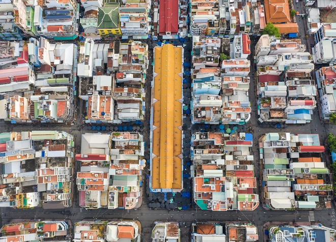 br/> An Giang hiện có 2 thành phố: Long Xuyên (tỉnh lỵ) và Châu Đốc. Hậu Giang hiện có 2 thành phố: Vị Thanh (tỉnh lỵ) và Ngã Bảy. Trong ảnh là chợ Châu Đốc ở trung tâm TP Châu Đốc nhìn từ trên cao, nơi được mệnh danh là vương quốc khô, mắm lớn nhất miền Tây. Ảnh: Lê Thế Thắng.