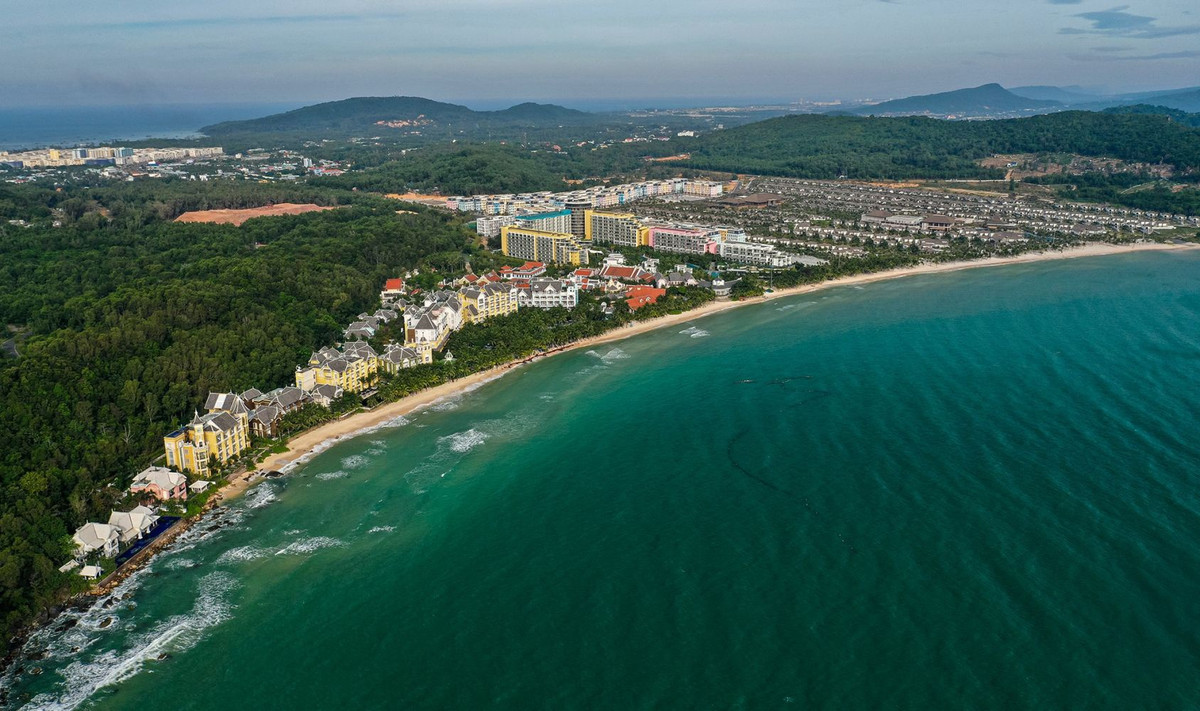 Cả nước hiện có 16 tỉnh có nhiều hơn một thành phố. Cụ thể: Quảng Ninh với 4 thành phố (Hạ Long, Móng Cái, Uông Bí và Cẩm Phả); 3 tỉnh có 3 thành phố là Bình Dương (Thủ Dầu Một, Dĩ An, Thuận An), Đồng Tháp (Cao Lãnh, Sa Đéc, Hồng Ngự), Kiên Giang (Rạch Giá, Hà Tiên, Phú Quốc); và 12 tỉnh có 2 thành phố: Thái Nguyên, Vĩnh Phúc, Hải Dương, Ninh Bình, Thanh Hóa, Quảng Nam, Khánh Hòa, Lâm Đồng, Đồng Nai, Bà Rịa - Vũng Tàu, An Giang, Hậu Giang. Trong ảnh là một phần TP Phú Quốc thuộc tỉnh Kiên Giang, thành phố khá đặc biệt của cả nước khi được thành lập từ huyện đảo. Ảnh: Quỳnh Danh.