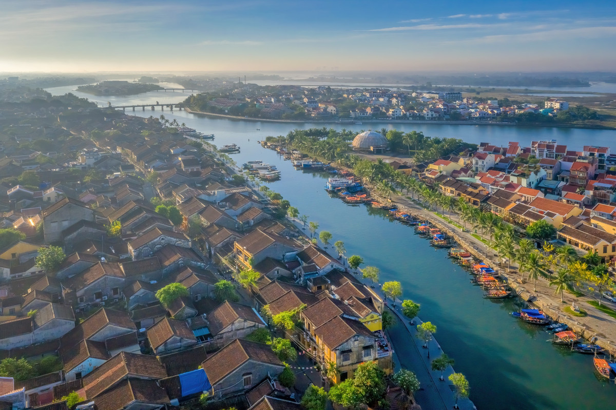 Thuộc vùng Bắc Trung Bộ và duyên hải miền Trung, Thanh Hóa, Quảng Nam và Khánh Hòa hiện là những tỉnh có 2 thành phố. Cụ thể, Thanh Hóa có TP Thanh Hóa và TP Sầm Sơn; Quảng Nam có TP Tam Kỳ và TP Hội An; Khánh Hòa có TP Nha Trang và TP Cam Ranh. Trong ảnh là một góc TP Hội An với khu phố cổ được UNESCO công nhận Di sản Văn hóa Thế giới vào năm 1999. Ảnh: Nguyễn Quang Ngọc.