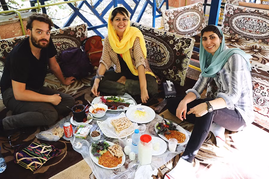  Cuối tuần ở Iran là thứ 5 và thứ 6. Tuần làm việc là từ thứ 7 đến thứ 5 ở hầu hết cơ quan nhà nước và chính phủ. Thứ 5 giống như thứ 7 ở các nước khác, các ngân hàng và cửa hàng mở cửa nhưng một số văn phòng đóng cửa, trong khi thứ 6 tương tự chủ nhật. Ảnh: All Day Every Daisy.