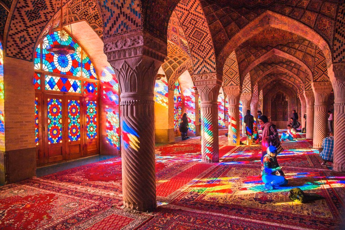 Nhà thờ Hồi giáo Nasir ol Molk là một trong những địa điểm nổi tiếng hàng đầu ở Iran. Thánh đường có biệt danh là "Nhà thờ Hồi giáo màu hồng" vì được xây dựng từ những viên gạch hồng. Tới đây, du khách có thể khám phá những ngóc ngách ẩn giấu của nhà thờ Hồi giáo được ca ngợi là đẹp nhất thế giới. Ảnh: Omnivagant.