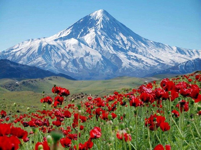 br/> Iran có núi lửa cao nhất châu Á là đỉnh Damavand cao 5.609 m. Là một núi lửa dạng tầng, Damavand không chỉ là đỉnh núi cao nhất ở Iran mà còn cả Trung Đông. Ngọn núi lửa này đang hoạt động, tuy nhiên lần phun trào gần đây nhất là cách đây 7.300 năm. Ảnh: Pinterest.