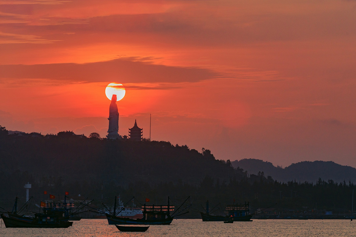 Chùa Linh Ứng Bãi Bụt ở bán đảo Sơn Trà (Đà Nẵng) có tượng Phật Quán Thế Âm cao 67 m. Đứng tại trung tâm thành phố, du khách có thể nhìn thấy tượng này từ xa. Tượng được thiết kế quay lưng vào núi, nhìn hướng ra biển, thể hiện hình ảnh Phật Bà thanh thoát, trang nghiêm mà hiền từ với một tay bắt ấn tam muội, tay kia cầm bình nước cam lồ. Ảnh: Tuấn Lê.