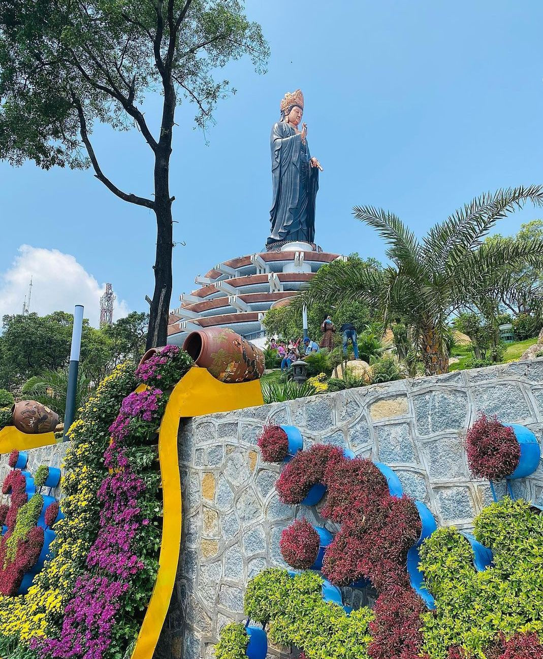 Núi Bà Đen là địa danh nổi tiếng ở Tây Ninh. Nơi đây có tượng Phật Bà bằng đồng cao nhất châu Á tọa lạc trên đỉnh núi, được gọi tên là " tượng Phật Bà Tây Bổ Đà Sơn". Công trình được đúc bởi hơn 170 tấn đồng đỏ, tổng chiều cao khoảng 72 m. Ảnh: Nhy_nhi_eny.