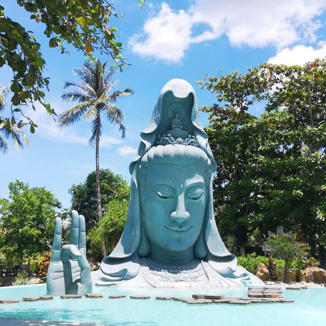 Chùa Thanh Lương nằm tại xã An Chấn, huyện Tuy An, tỉnh Phú Yên. Nơi đây có tiểu cảnh tượng Phật Bà Quan Âm như đang ẩn mình dưới nước với tạo hình độc đáo, kích thước lớn. Trước mặt tượng có lối đi nổi trên mặt nước, du khách có thể bước sát lại gần, chiêm ngưỡng tượng. Chùa Thanh Lương vốn nổi tiếng về một bức tượng Phật Bà trôi dạt trên vùng biển hòn Dứa, cách chùa không xa, được người dân trong vùng phát hiện, thỉnh về, thờ ở đây. Ảnh: Elena_rodriguez.