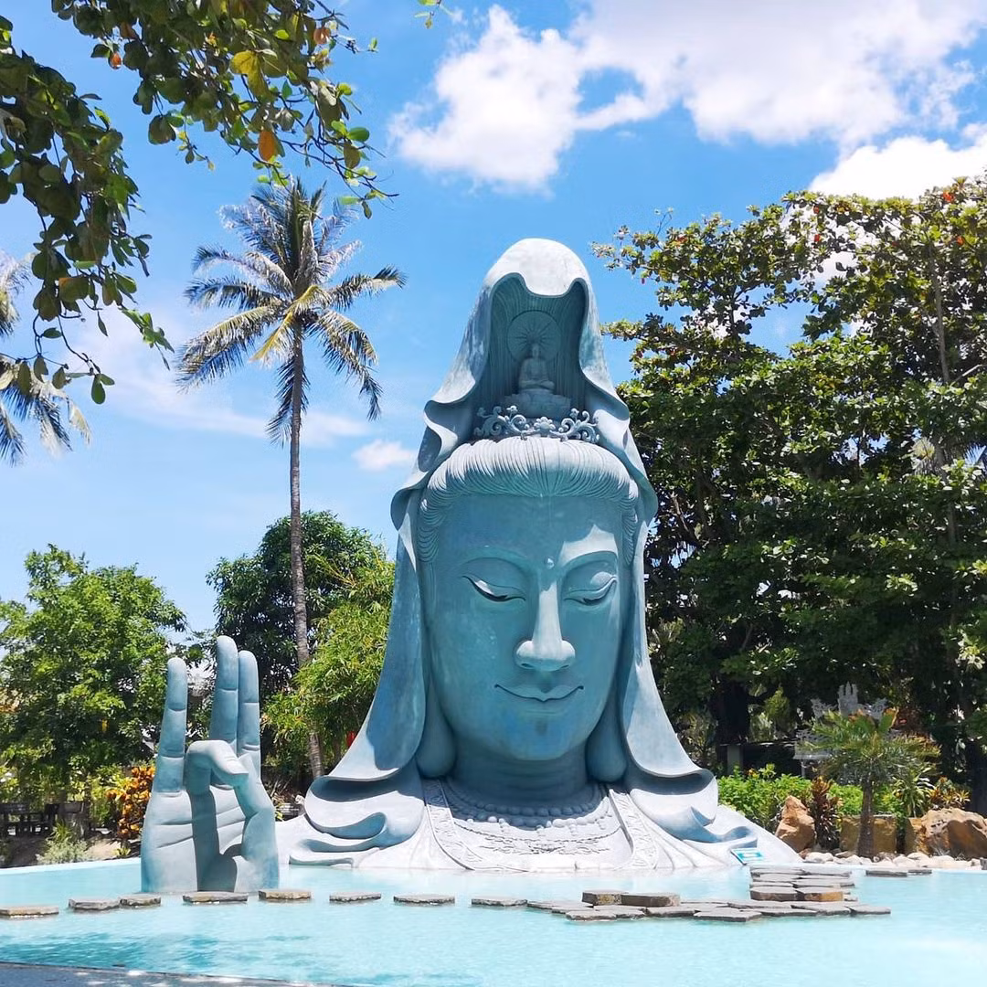 Chùa Thanh Lương nằm tại xã An Chấn, huyện Tuy An, tỉnh Phú Yên. Nơi đây có tiểu cảnh tượng Phật Bà Quan Âm như đang ẩn mình dưới nước với tạo hình độc đáo, kích thước lớn. Trước mặt tượng có lối đi nổi trên mặt nước, du khách có thể bước sát lại gần, chiêm ngưỡng tượng. Chùa Thanh Lương vốn nổi tiếng về một bức tượng Phật Bà trôi dạt trên vùng biển hòn Dứa, cách chùa không xa, được người dân trong vùng phát hiện, thỉnh về, thờ ở đây. Ảnh: Elena_rodriguez.