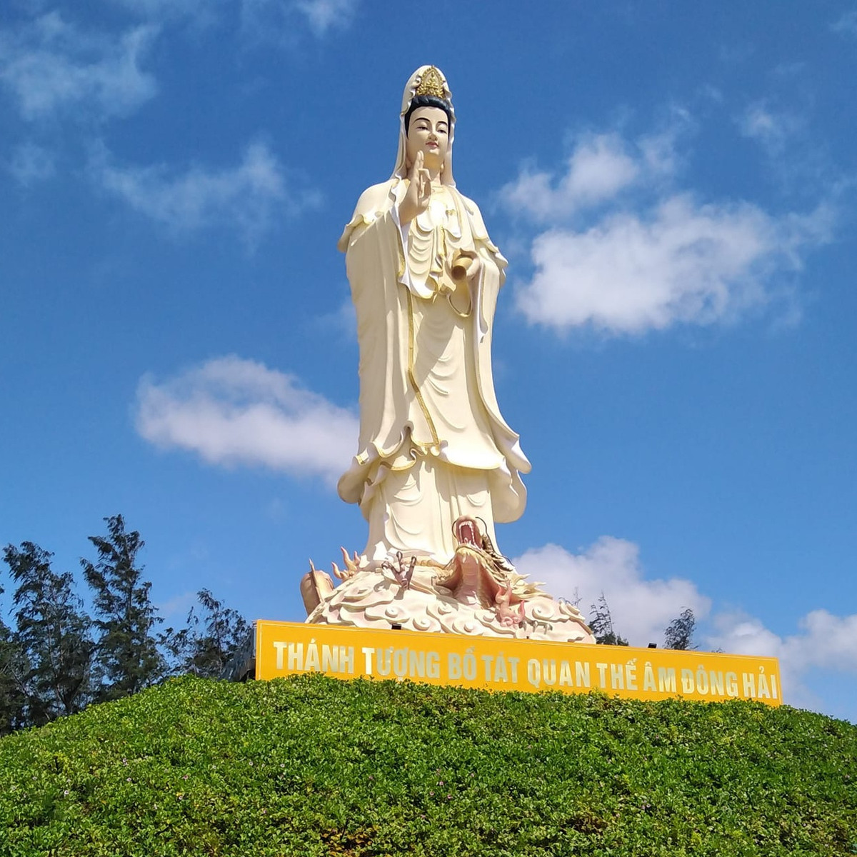 Thiền viện Trúc Lâm Trà Vinh nằm tại thị xã Duyên Hải, tỉnh Trà Vinh, trong khu sinh thái rừng ngập mặn ven biển, mặt hướng ra biển bao la. Nơi đây có tượng Bồ Tát Quan Thế Âm Đông Hải, được khánh thành năm 2019. Theo trang Trung tâm Thông tin xúc tiến du lịch Trà Vinh, tượng cao 31 m tính cả bệ, thể hiện hình ảnh Bồ Tát hiền từ mà uy nghiêm, có ý nghĩa quan trọng trong đời sống tâm linh của người dân đi biển địa phương. Ảnh: Ngô Tự.