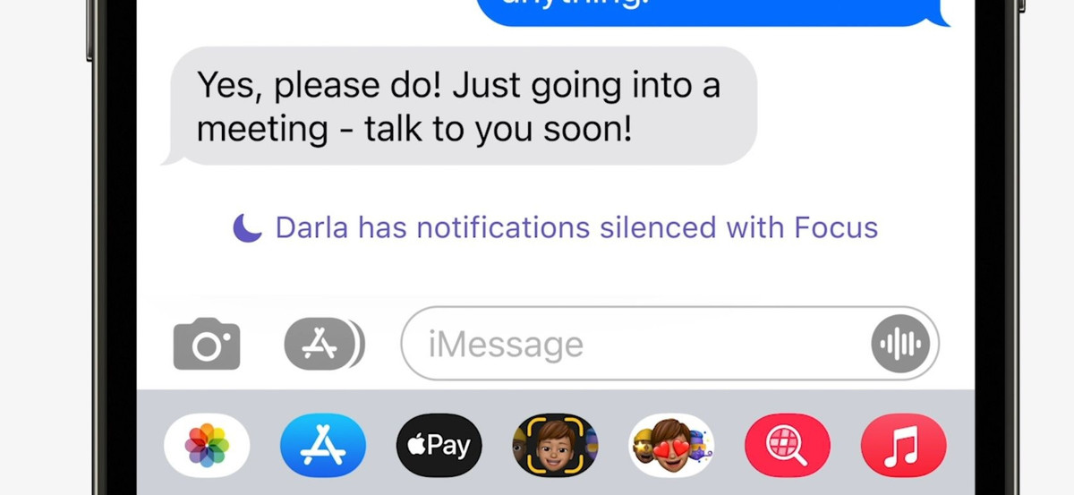 Ứng dụng iMessages trên iOS 15 cũng được cải tiến. Một thông báo sẽ hiện ra trong khung chat nếu người nhận bật không làm phiền hoặc Focus. Người dùng còn có thể vô hiệu chế độ không làm phiền cho các tin nhắn quan trọng nếu cần thiết.