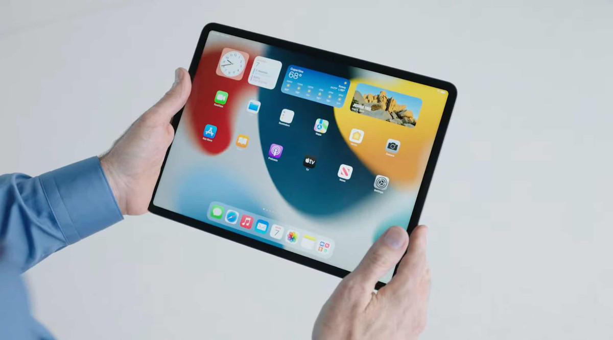 Bên cạnh những cải tiến từ iOS 15, iPadOS 15 cho iPad cũng nhận một số nâng cấp đáng giá, cho phép người dùng đặt widget lên bất cứ đâu trên màn hình chính. Thư viện ứng dụng (App Library) cũng được mang lên iPad, nằm dưới thanh dock để truy cập nhanh tương tự Launchpad trên macOS.