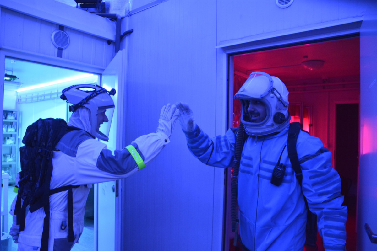  Trạm nghiên cứu LunAres, Pila, Ba Lan: Nằm trên một sân bay bỏ hoang gần Pila, trạm LunAres là nơi tiến hành các nhiệm vụ nghiên cứu tác động của việc con người ra khỏi Trái Đất. Trong một chương trình hiện tại, các nhà khoa học tại trạm đang nghiên cứu sự cô lập tác động như thế nào đến các phi hành gia trong không gian. Trạm LunAres mở cửa thường xuyên vào một số ngày trong năm và bất kỳ ai cũng có thể đăng ký đến thăm, điều kiện là du khách phải trên 21 tuổi, có bằng cử nhân và thông thạo tiếng Anh. Ảnh: Courtesy LunAres Research Station.