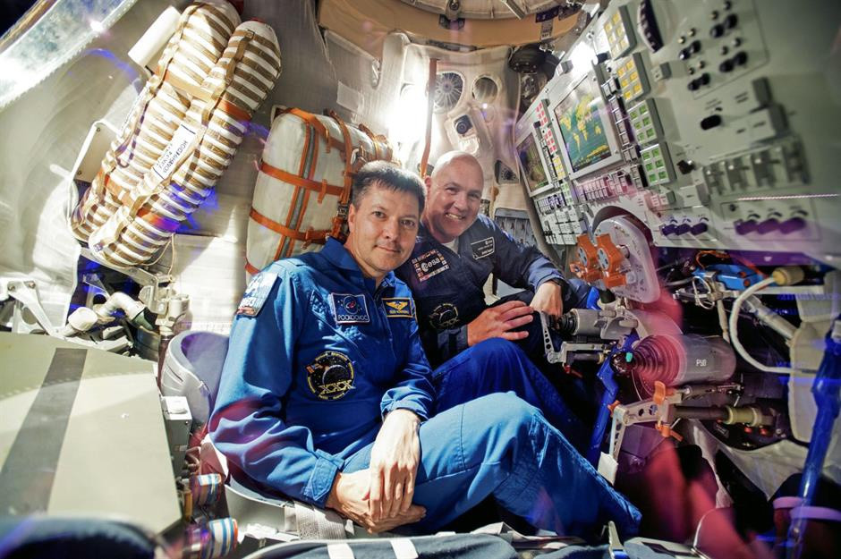  Space Expo, Noordwijk, Hà Lan: Địa điểm này nổi tiếng với con tàu Soyuz của phi hành gia Hà Lan André Kuipers, được sử dụng trong chương trình không gian của Liên Xô vào những năm 1960. Bảo tàng Space Expo thường đón hơn 100.000 lượt khách tham quan mỗi năm. Du khách có thể tham gia chương trình "Mission at the Museum" để trải nghiệm cảm giác trở thành một phi hành gia thông qua nhiều nhiệm vụ khác nhau. Trong ảnh là André Kuipers (phải) và phi hành gia người Nga Oleg Kononenko (trái) trong khoang tàu Soyuz. Ảnh: Francois Nascimbeni.