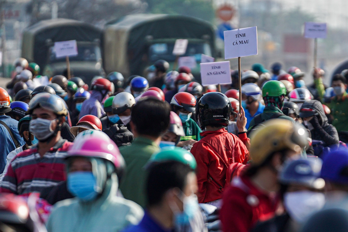 Dai bieu Quoc hoi hien ke truoc dong nguoi tu keo nhau ve mien Tay-Hinh-2
