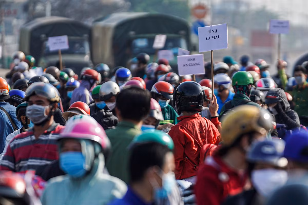 Dai bieu Quoc hoi hien ke truoc dong nguoi tu keo nhau ve mien Tay-Hinh-2