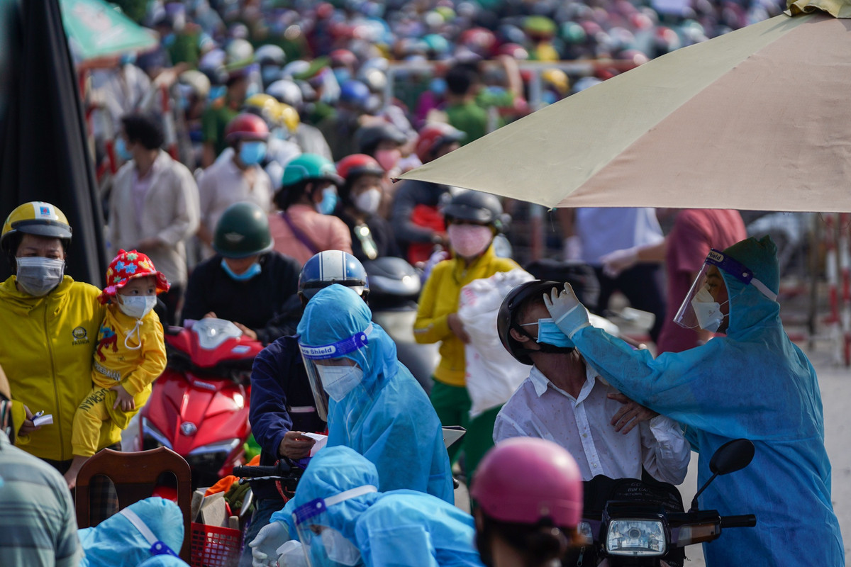 Dai bieu Quoc hoi hien ke truoc dong nguoi tu keo nhau ve mien Tay-Hinh-3