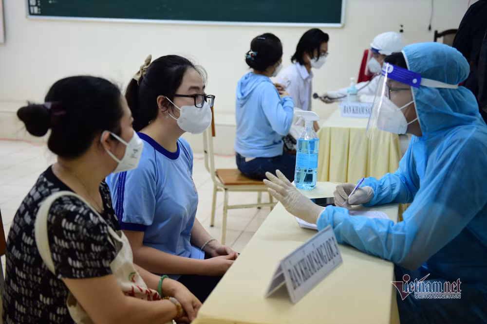 Trước khi tiêm, các em được nhân viên y tế tư vấn, khám sàng lọc có đủ điều kiện được tiêm hay không