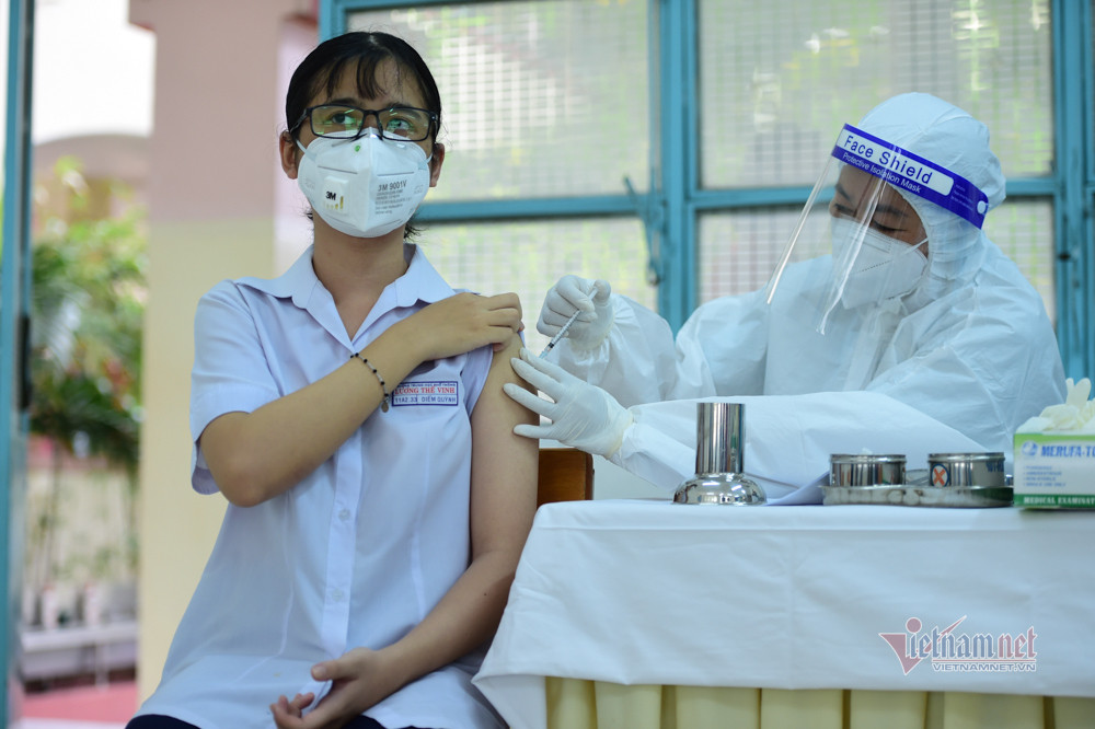 Ghi nhận tại điểm tiêm, các em tỏ ra thoải mái khi đi tiêm.