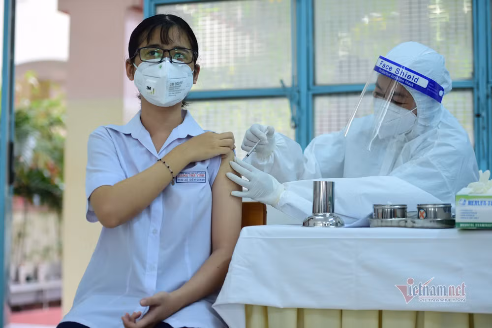 Ghi nhận tại điểm tiêm, các em tỏ ra thoải mái khi đi tiêm.