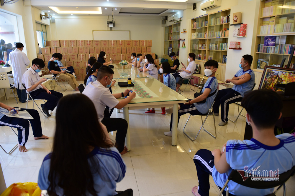 Các em học sinh ngồi chờ 30 phút sau khi tiêm