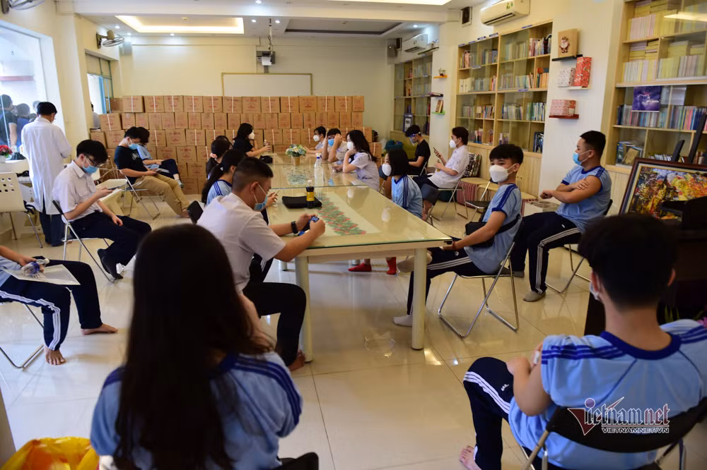 Các em học sinh ngồi chờ 30 phút sau khi tiêm