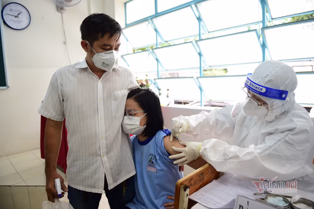 Canh phu huynh theo con di tiem vac xin Covid-19 o TP.HCM-Hinh-2