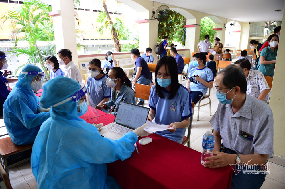 Mỗi em học sinh đi tiêm đều có phụ huynh theo kèm
