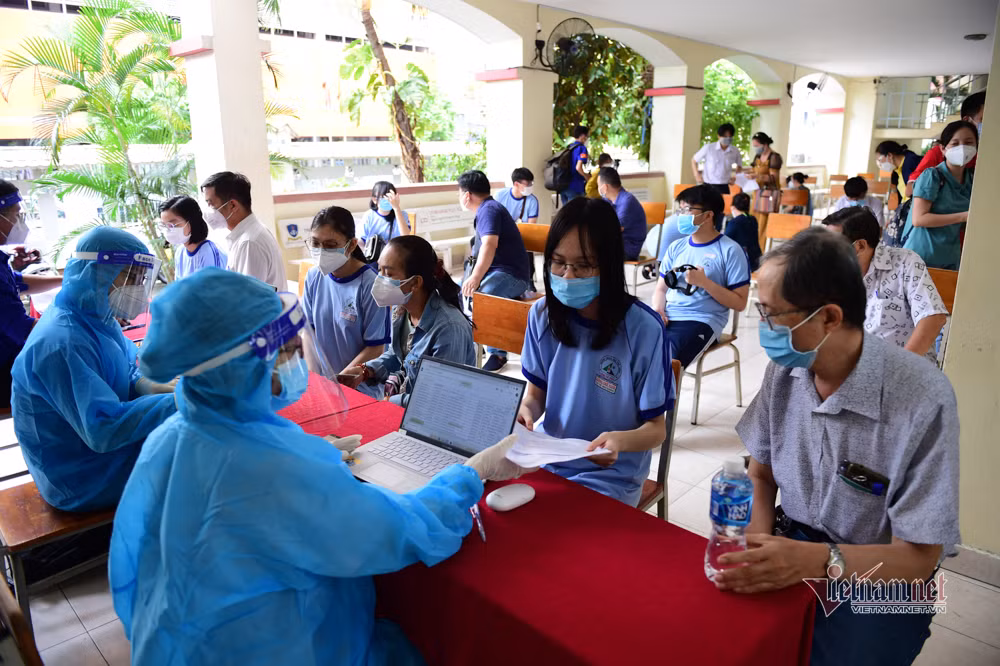 Mỗi em học sinh đi tiêm đều có phụ huynh theo kèm