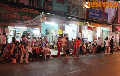 Vì vậy, những ngày qua trên vỉa hè đường Bùi Viện có hàng trăm khách Tây ngồi "lăn lóc" uống bia, tán gẫu.