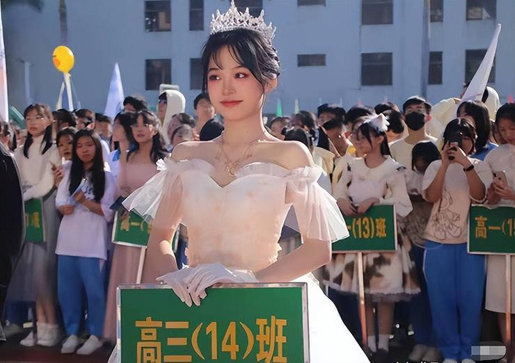 Mac vay cong chua cam bang, nu sinh cap 3 noi tieng khap MXH