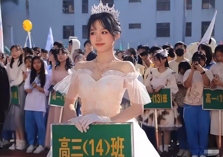 Mac vay cong chua cam bang, nu sinh cap 3 noi tieng khap MXH