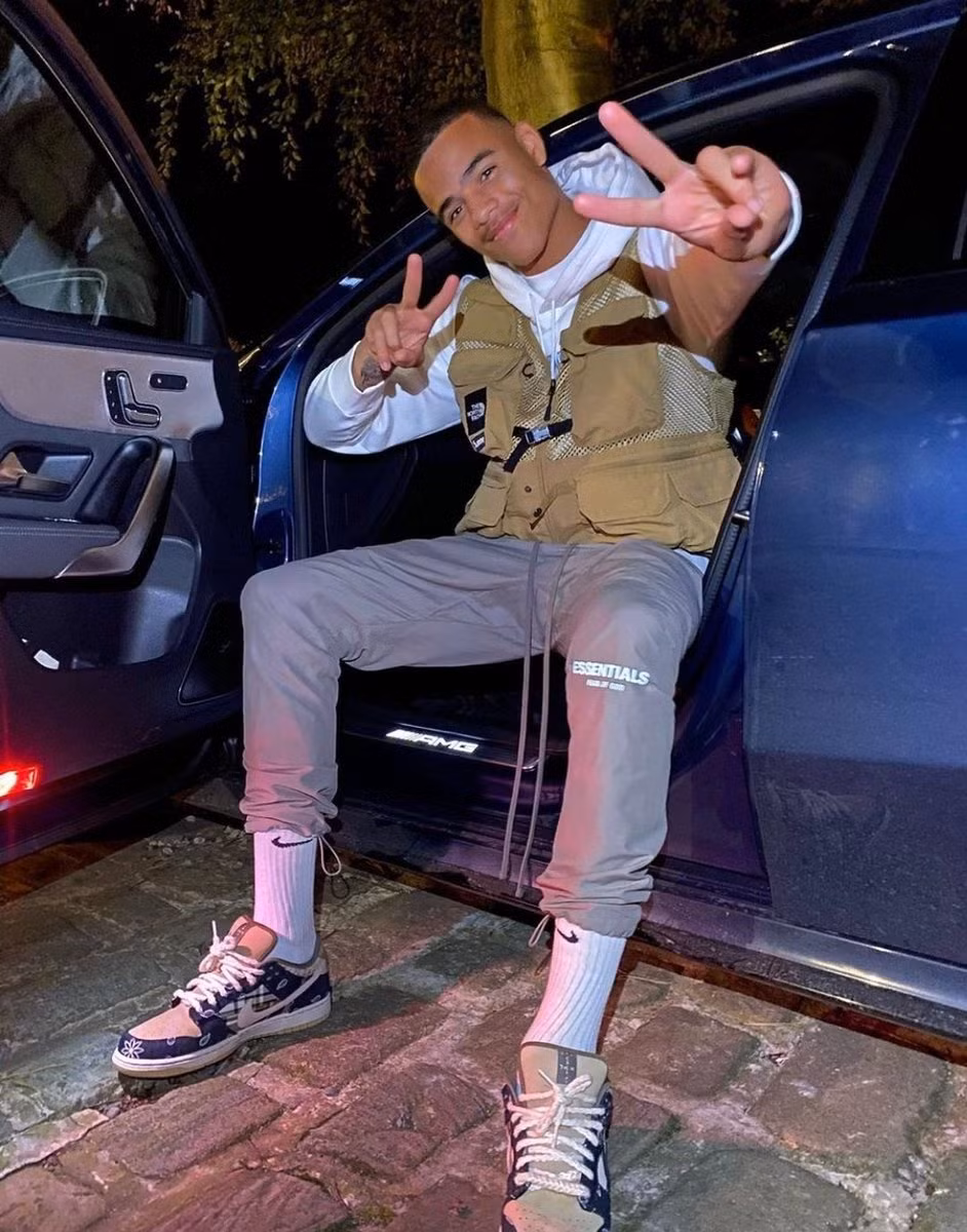 Dù chuyển sang sân cỏ, anh vẫn tích cực cập nhật xu hướng thời trang. "Trai hư" Greenwood theo đuổi hình ảnh đậm chất cá tính và năng động, đôi khi bất cần. Anh chuộng phối áo phông, hoodie với quần short hoặc quần thể thao. Giày sneakers hoàn thành các outfit hàng hiệu. Ảnh: @Masongreenwood.