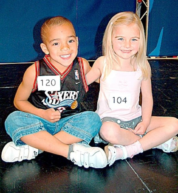 Mặc dù chỉ nhận được 50 bảng Anh, đó là phần thưởng lớn đối với cậu bé còn học mẫu giáo. Bên cạnh tiền mặt, Greenwood trở thành người đại diện cho công ty bán điện thoại di động, cửa hàng bách hóa và công ty thực phẩm trong một năm. Hình ảnh của chàng trai này đồng thời xuất hiện trên biển quảng cáo của công ty người mẫu. Ảnh: Thetelegraphandargus.