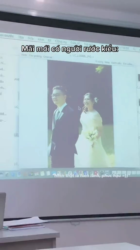 Co giao co bieu cam khien hoc tro cuoi ngat khi khoe anh cuoi