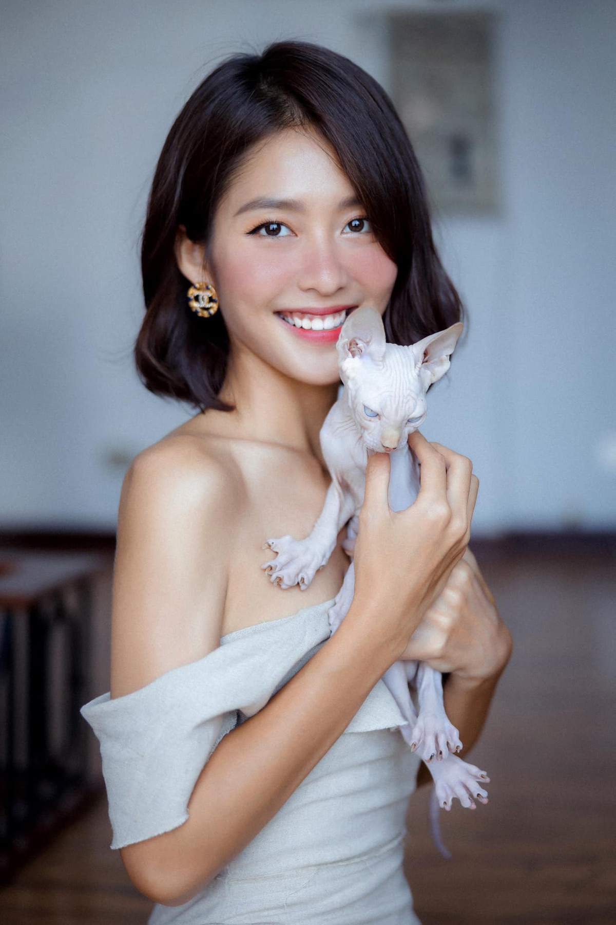 Diễn viên Khả Ngân là gương mặt quen thuộc. Gần đây nhất, cô giành giải Nữ diễn viên chính xuất sắc phim truyện truyền hình với vai diễn Tuệ Nhi trong phim 11 tháng 5 ngày. Những hình ảnh đời thường của Khả Ngân nhận được nhiều sự quan tâm từ phía người hâm mộ. Không chỉ xinh đẹp, diễn xuất ấn tượng, Khả Ngân còn được biết đến là một cô gái rất yêu quý động vật. Đặc biệt, nữ diễn viên có nuôi một chú mèo cưng gọi tên là Cỏ.