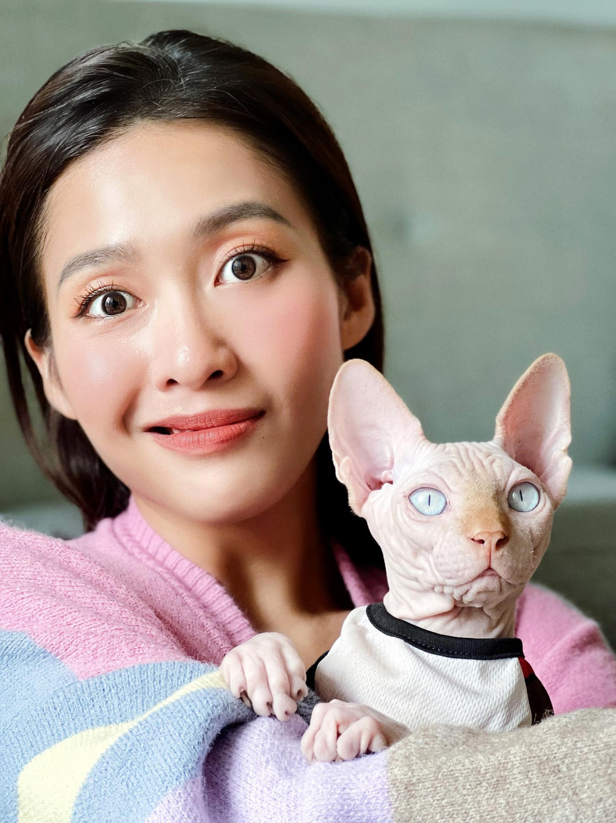 Biểu cảm đáng yêu của cặp 'chủ-tớ'.