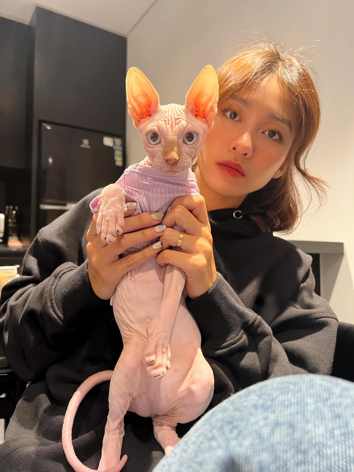 Khả Ngân còn tổ chức sinh nhật cho Cỏ. Cô cũng từng tâm sự, bản thân là một người rất yêu quý động vật. "Ở gần mấy em bé này, Ngân thấy ấm áp, bình yên lắm. Nhờ mấy em bé mà giúp Ngân tình cảm hơn, biết yêu thương hơn", Khả Ngân tâm sự. 