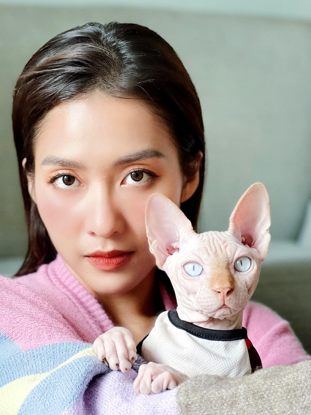 "Từ ngày có bé Cỏ, Ngân biết trân quý mọi khoảnh khắc đời thường hơn hẳn. Đảm bảo ai có 'boss' cũng như Ngân luôn, thấy biểu cảm nào của các bé cũng đáng yêu, phải chộp lại ngay. Thành ra điện thoại giờ toàn hình Cỏ thôi", Khả Ngân viết.