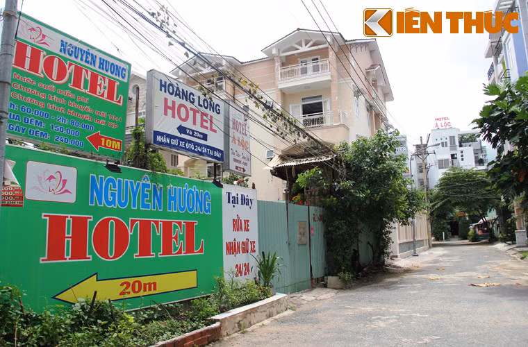 Người dân sống tại khu vực này vô cùng bất an chia sẻ: "Ở quận 2 và nhất là phường Bình An không có bất cứ điểm du lịch nào để thu hút du khách. Chỉ nhờ có nhiều nhà nghỉ, khách sạn mà lúc nào cũng tấp nập khách ra vào".