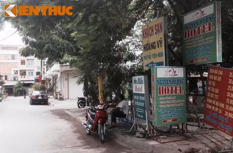 Bảng quảng cáo dày đặc đặt trước đầu đường Trần Não mời chào "thượng đế". Chỉ huy công an phường Bình An cho biết, có hơn 20 nhà nghỉ, khách sạn đăng ký kinh doanh trên địa bàn. Đây là một con số đáng "giật mình" ở một địa phương vẫn đang còn trong giai đoạn đô thị hóa.