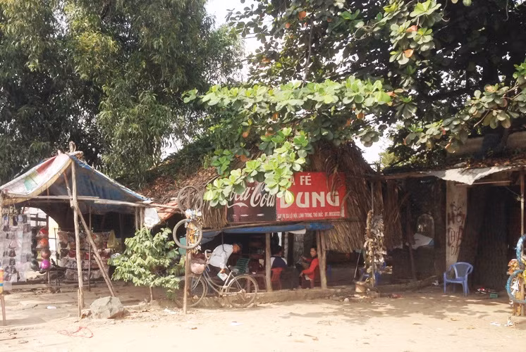 Đến nay, dù đã cuối tháng 10 nhưng dọc xa lộ Hà Nội (KP6, phường Linh Trung, quận Thủ Đức) vẫn còn rất nhiều hộ dân chưa chịu bàn giao mặt bằng; đồng nghĩa với việc thành phố đang đối diện với mức bồi thường hơn 75 tỉ đồng và con số tiền phạt chưa hẳn đã dừng lại đó